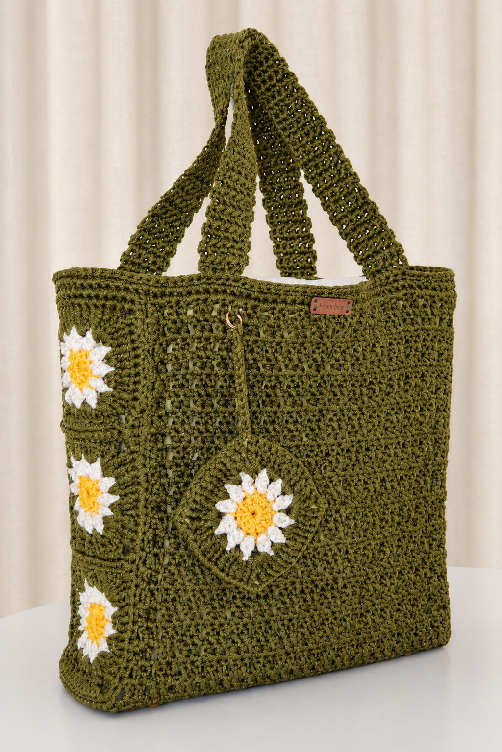 Grand sac en crochet vert forêt fait main avec marguerites blanches et jaunes, inspiré des forêts de Kabylie, création artisanale Nouna Tissages.