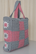 Grand sac au crochet fait main gris et rose à motif damier avec fleurs en granny square et pochette assortie, création artisanale Nouna Tissages.