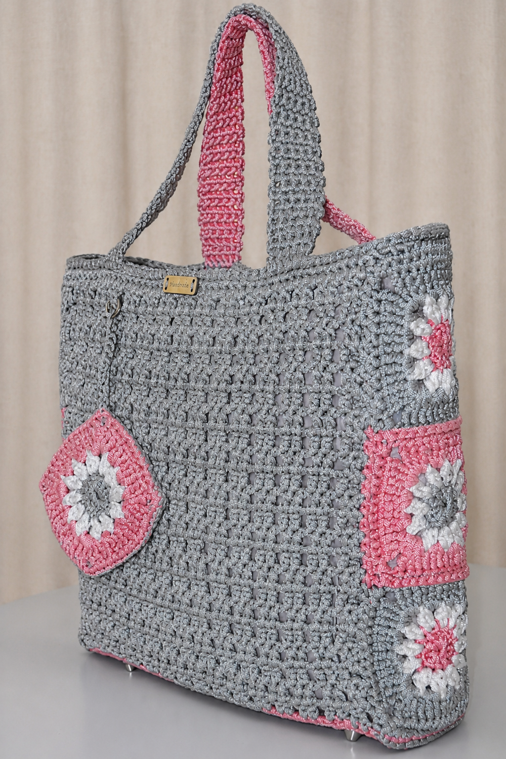 Grand sac au crochet fait main gris et rose Le Damier de Kabylie, création artisanale Nouna Tissages.