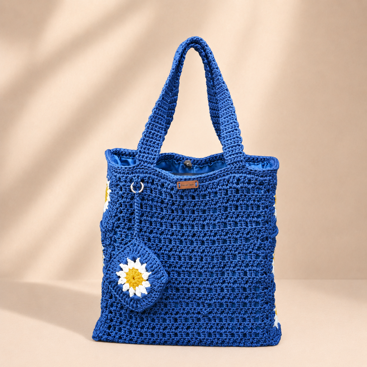 Grand sac en crochet bleu profond fait main Nuit Bleue de Kabylie, vue de face, création artisanale Nouna Tissages.