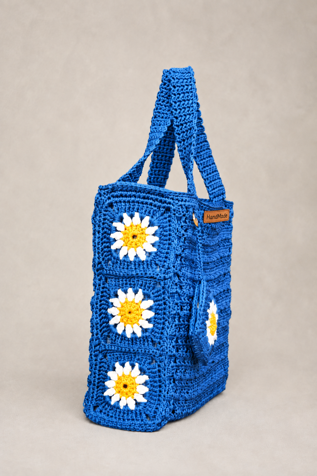 Grand sac en crochet bleu profond fait main Nuit Bleue de Kabylie, vue détaillée du motif granny square, création artisanale Nouna Tissages.