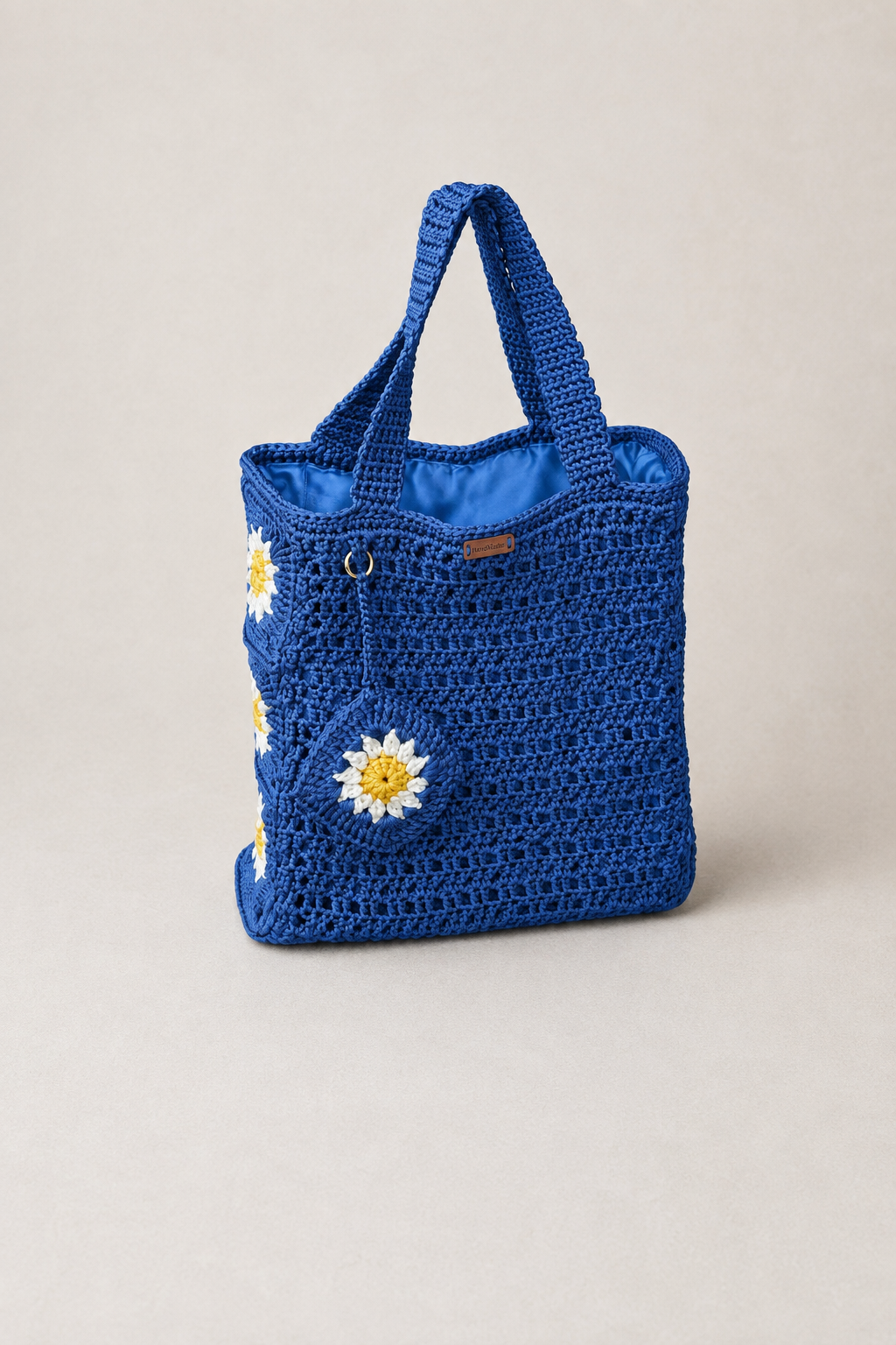 Grand sac en crochet bleu profond fait main Nuit Bleue de Kabylie porté, création artisanale Nouna Tissages.