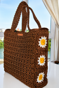 Grand sac en crochet marron fait main avec fleurs blanches, inspiré du caroubier de Kabylie – Nouna Tissages.