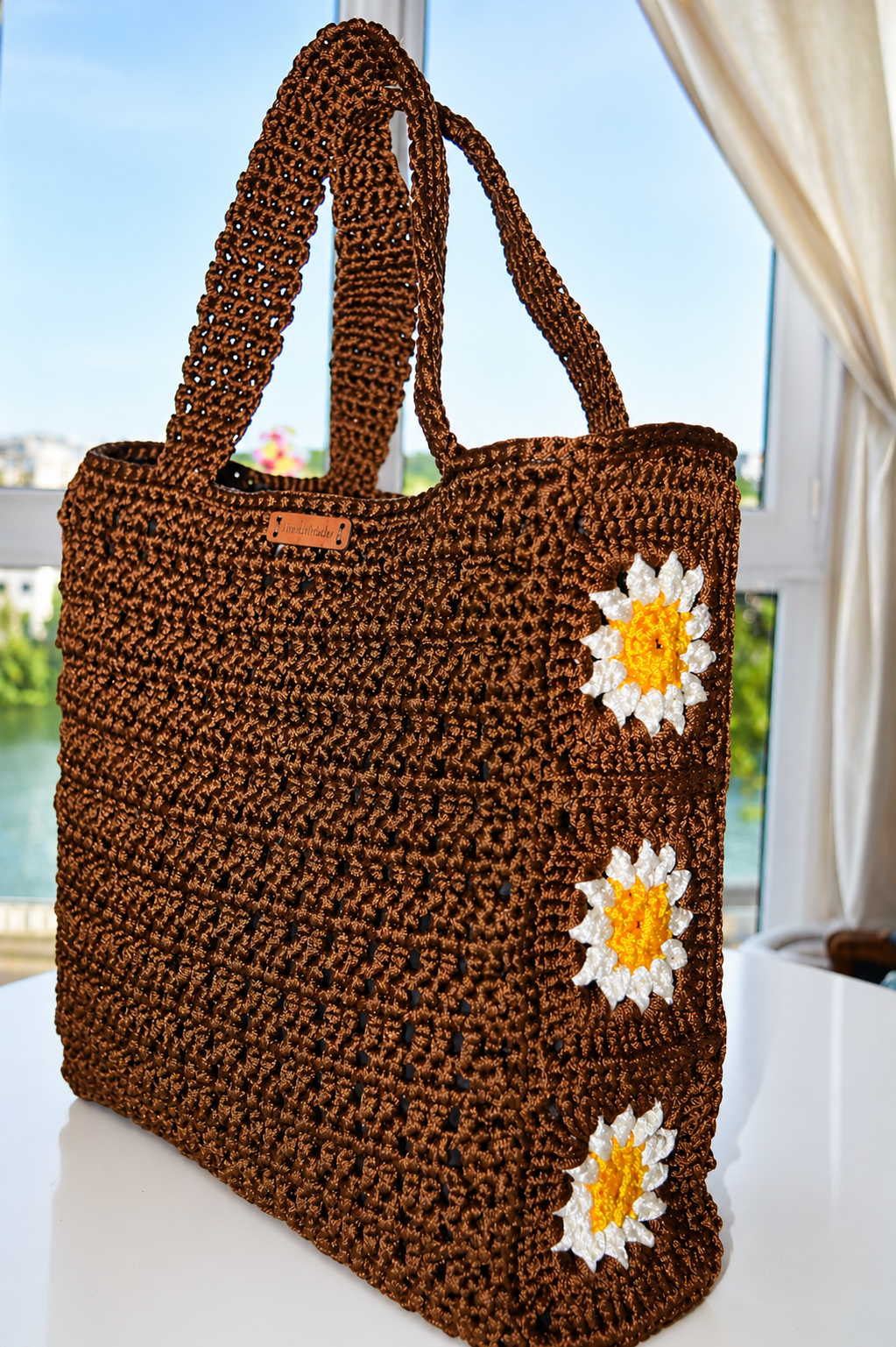 Grand sac en crochet marron fait main avec fleurs blanches, inspiré du caroubier de Kabylie – Nouna Tissages.