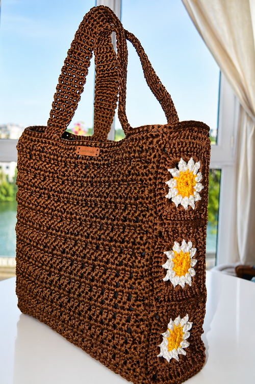 Grand sac en crochet marron fait main avec fleurs blanches, inspiré du caroubier de Kabylie – Nouna Tissages.