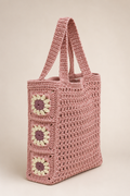 Grand sac au crochet fait main rose poudré avec trois fleurs crochetées sur le côté, création artisanale unique Nouna Tissages.