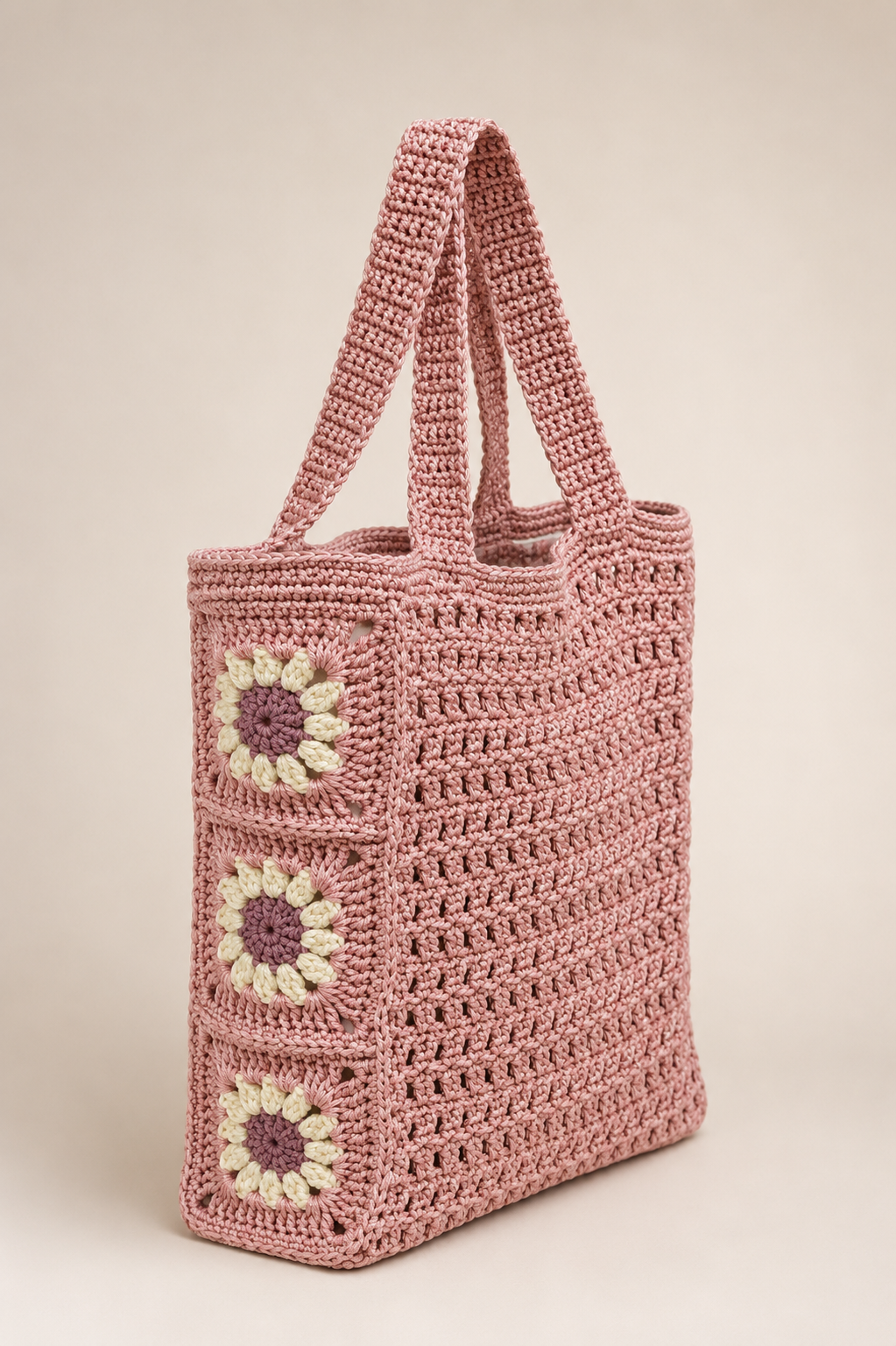 Grand sac au crochet fait main rose poudré avec trois fleurs crochetées sur le côté, création artisanale unique Nouna Tissages.