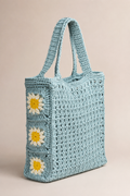 Grand sac en crochet bleu clair fait main Brise de Kabylie avec marguerites blanches et cœur jaune.