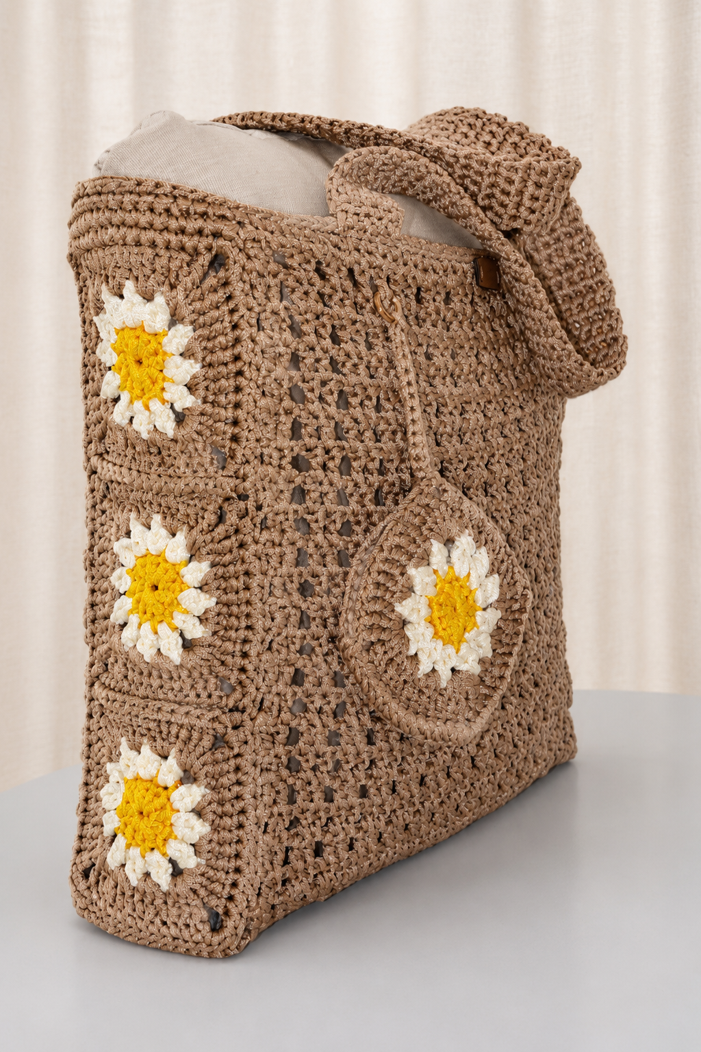 Grand sac en crochet fait main Terre de Kabylie couleur taupe avec motif marguerite signé Nouna Tissages
